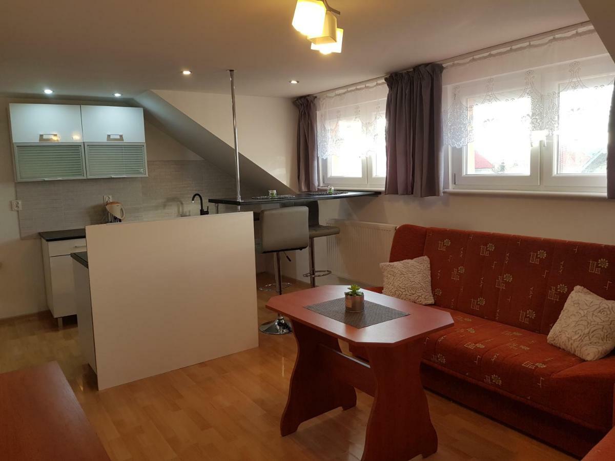Pokoje Goscinne U Laury Rewal Exterior foto